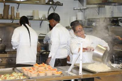 Picture of participants in kitchen