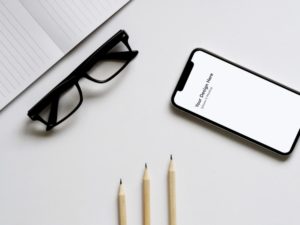 Read more about the article iPhone x on Desk free PSD
