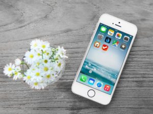 Read more about the article iPhone and Flowers free PSD
